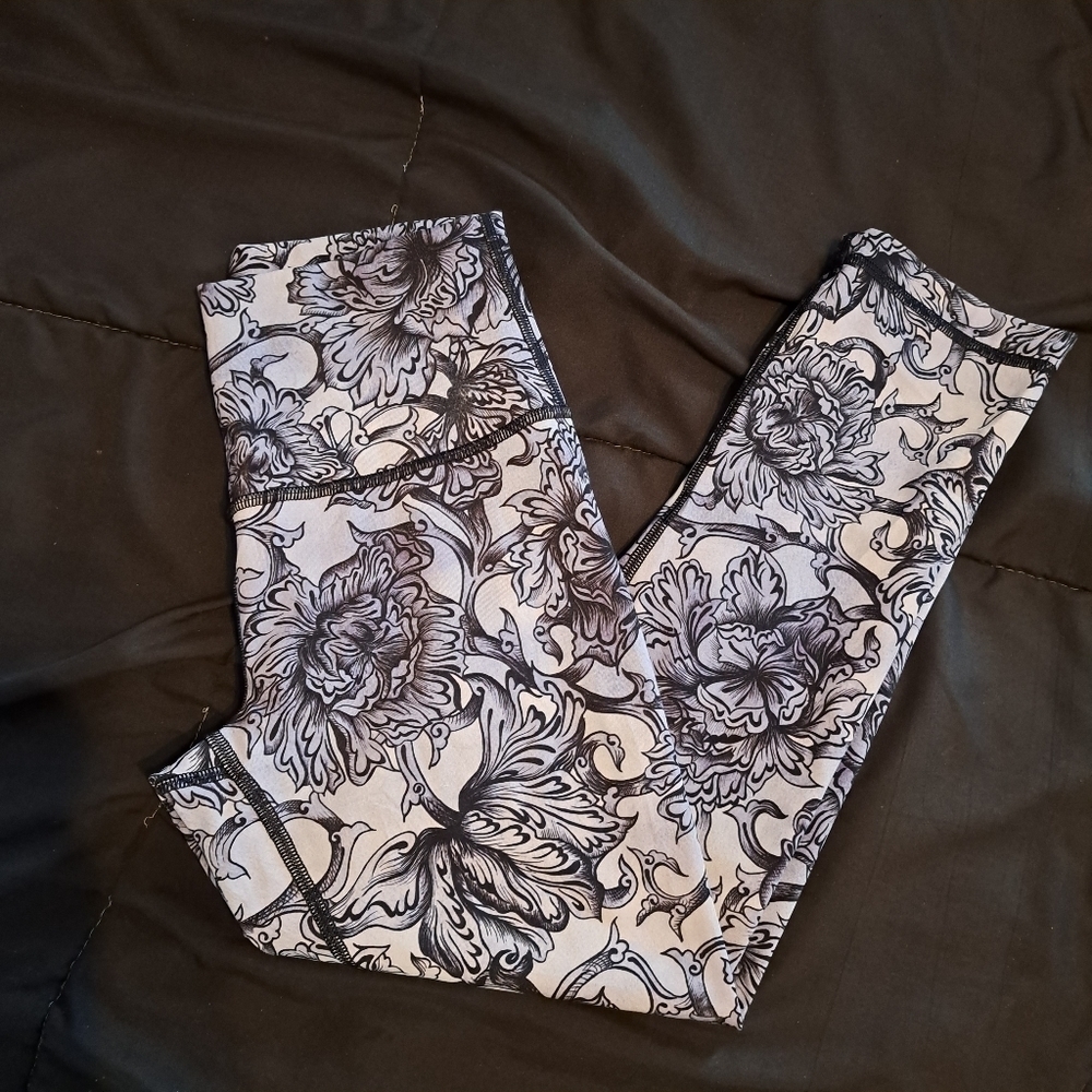 Lululemon cropped size 4 black & grey floral leggings